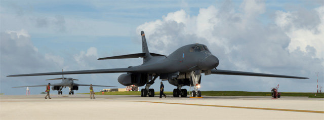 미 괌 기지에 도착한 ‘죽음의 백조’ B-1B 전략폭격기. B-1B 4대가 괌에 배치된 것을 두고 남중국해에서의 중국의 확장을 견제하고 북한의 도발을 억제하기 위한 조치라는 해석이 나온다. 미 인도태평양사령부 홈페이지