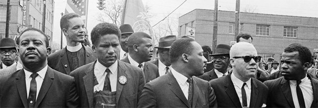 존 루이스 전 민주당 하원의원(오른쪽)이 1965년 3월 앨라배마주 몽고메리에서 마틴 루서 킹 목사(오른쪽에서 세번째)를 비롯한 인권운동가들과 함께 흑인 투표권 쟁취를 위한 행진을 하는 모습. 킹 목사 등과 함께 흑인 인권운
동을 이끈 루이스 전 의원은 17일(현지 시간) 췌장암으로 별세했다. 몽고메리=AP 뉴시스