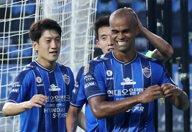 득점 2위에 6골 앞서 프로축구 울산 주니오(오른쪽)가 19일 강원과의 안방경기에서 전반 29분 페널티킥 결승골을 성공시킨 뒤 이청용(왼쪽) 등 동료들의 축하 속에 하트 세리머니를 하고 있다. 15호 골을 신고한 주니오는 2위 일류첸코(포항·9골)를 크게 앞서며 득점 선두를 질주했다. 울산=뉴스1