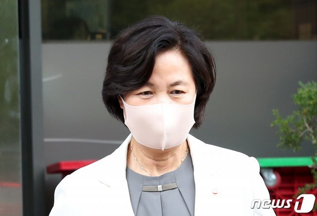 추미애 법무부 장관이 10일 오후 경기도 과천시 정부과천청사 법무부 청사를 나서고 있다. 2020.7.10/뉴스1 © News1