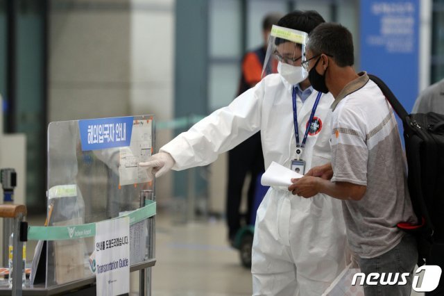 신종 코로나바이러스 감염증(코로나19) 해외 유입 사례가 늘어나는 가운데 14일 인천국제공항에서 해외입국자가 직원의 안내를 받고 있다. 이날 질병관리본부 중앙방역대책본부에 따르면 해외유입 감염자가 19명, 지역발생 감염자 14명을 기록했다. 2020.7.14/뉴스1 © News1