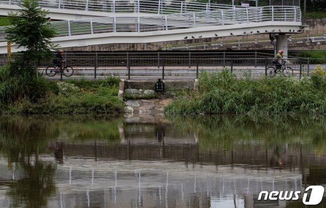 19일 오후 서울 중랑천이 간밤에 내린 비로 수위가 높아져 있다. 2020.7.19/뉴스1 © News1