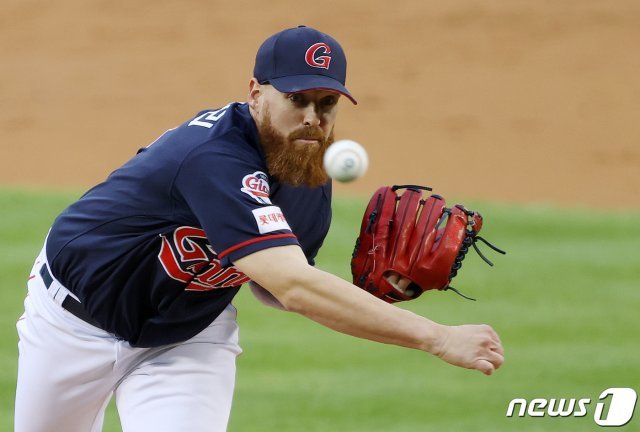 12일 오후 서울 송파구 잠실야구장에서 열린 ‘2020 프로야구 신한은행 SOL KBO리그’ 롯데자이언츠와 LG트윈스의 경기에서 롯데 선발 스트레일리가 힘차게 공을 던지고 있다. 2020.6.12/뉴스1 © News1