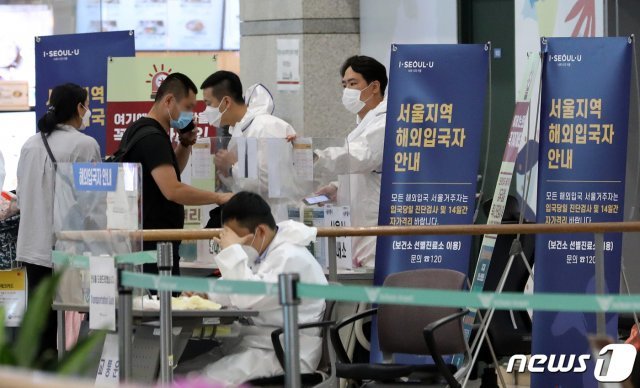 19일 인천국제공항에서 입국객들이 해외 입국자 안내를 받고 있다. 중앙방역대책본부에 따르면 전날 0시 기준 해외유입 확진자는 총2,032명으로, 전체 누적 확진자의 14.8%를 차지하고 있으며, 이중 이달 5일부터 전날0시까지 확진 판정을 받은 683명 가운데 해외유입 사례는 총384명(56.2%)으로 최근 2주간 국내 코로나19 확진자 10명 중 5~6명은 해외유입 사례이다. 2020.7.19/뉴스1 © News1