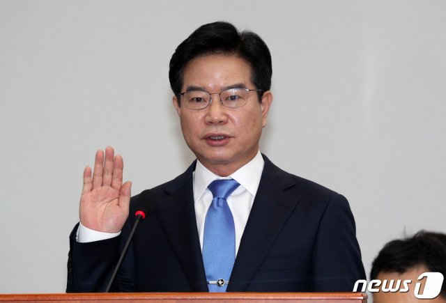 김창룡 경찰청장 후보자가 20일 오전 서울 여의도 국회 행정안전위원회 전체회의장에서 열린 인사청문회에서 선서를 하고 있다. 2020.7.20/뉴스1 © News1