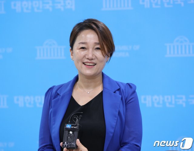 이재정 더불어민주당 의원이 지난 17일 오전 서울 여의도 국회 소통관에서 최고위원 출마 선언을 마친 후 취재진의 질의에 답하고 있다. © News1