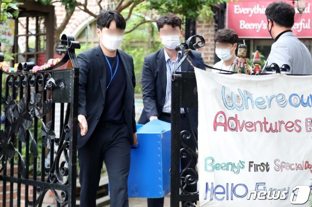 집단 식중독 사태가 발생한 경기도 안산시 소재 유치원에서 29일 오전 경찰이 원인 규명을 위해 원내 폐쇄회로 (CCTV) 영상을 확보해 유치원을 나서고 있다. 2020.6.29/뉴스1 © News1