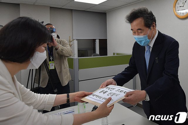 이낙연 더불어민주당 의원이 20일 서울 여의도 당사에서 제4차 정기전국대의원대회 당대표 후보자등록을 하고 있다. 2020.7.20/뉴스1 © News1