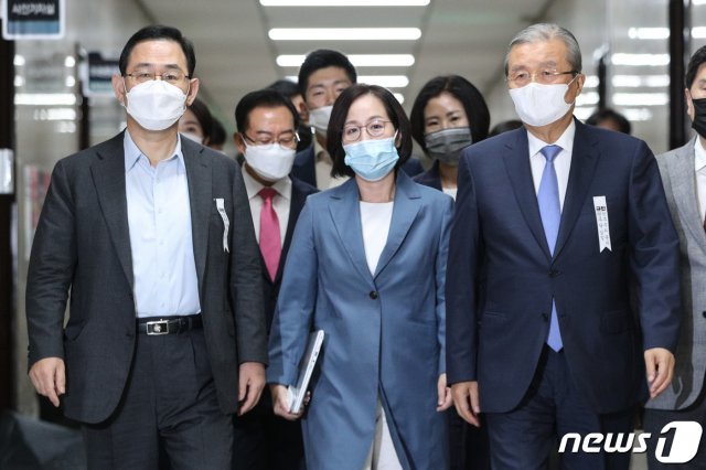 미래통합당 김종인 비대위원장, 주호영 원내대표가 20일 오전 서울 여의도 국회에서 열린 비상대책위원회의에 참석하고 있다. 2020.7.20/뉴스1 © News1