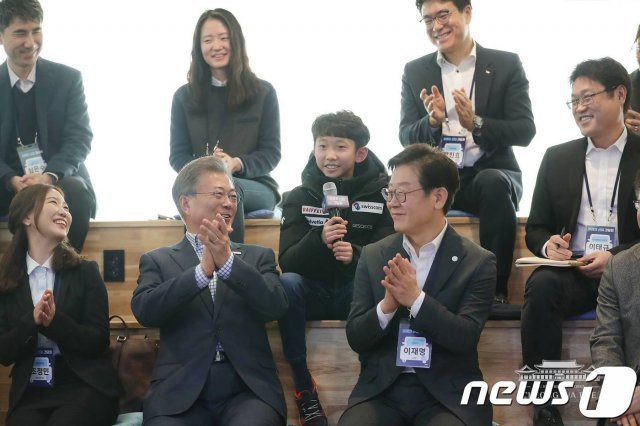 2018년 2월 2일 문재인 대통령이 경기도 성남 판교창조경제밸리 기업지원허브에서 당시 이재명 성남시장 등과 미래차 산업 간담회를 갖고 있는 모습. (청와대 페이스북) © News1