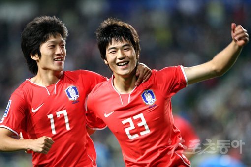 ‘쌍용’ 이청용(왼쪽)과 기성용은 2000년대 후반부터 한국축구의 간판스타였다. 소속팀 서울은 물론 국가대표팀에서도 든든한 
콤비였다. 이청용은 올 시즌 울산 유니폼을 입고 K리그로 복귀했지만 기성용은 친정팀 서울로 되돌아간다. 엇갈린 운명은 K리그를 더
 풍성하게 만들 수 있을까.스포츠동아DB