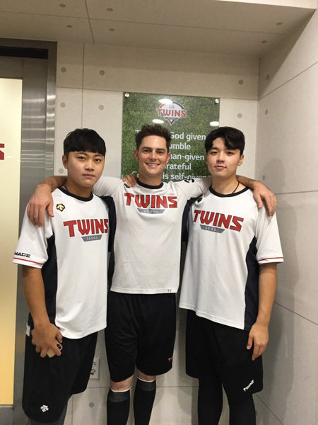 LG 타일러 윌슨(가운데)은 ‘용병’이 아닌 ‘만점 외국인선수’로 불리기에 부족함이 없다. 올해 입단한 신인 이민호(오른쪽), 김윤식의 1군 
연착륙을 위해 그라운드 안팎에서 멘토 역할을 충실히 하고 있다. LG 관계자들 모두 엄지를 치켜세우는 이유다. 사진제공｜LG 트윈스