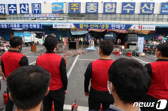 20일 오전 대구시가 대구 북구 매천동 대구농수산물도매시장 수산부류 ㈜대구종합수산에 대한 행정대집행을 강행하려 하자 상인들이 생선 찌꺼기 등을 입구에 쏟아붓고 저항하고 있다.  2020.7.20/뉴스1 © News1