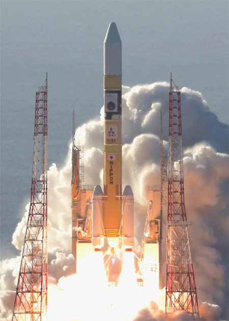 20일 일본 규슈 가고시마현 다네가시마 우주센터에서 아랍에미리트(UAE)의 화성 탐사선 ‘아말’을 실은 H2A 로켓이 발사되고 있다. UAE는 아랍 국가 중 최초로 탐사선을 우주로 띄워 보냈다. 미나미타네=AP 뉴시스