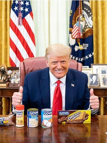 도널드 트럼프 미국 대통령이 워싱턴 백악관 집무실 책상 위에 히스패닉 식료품 회사 고야푸드의 통조림을 늘어놓은 채 엄지를 세워 보이고 있다. 사진 출처 도널드 트럼프 대통령 인스타그램