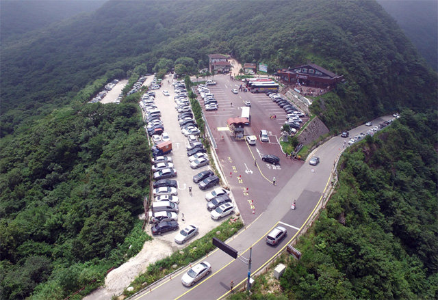 전남 구례군 산동면 지리산 성삼재 주차장. 24일부터 서울과 성삼재를 운행하는 시외버스 노선 허가에 대해 구례주민들이 환경 훼손 등을 이유로 반대하고 있다. 뉴시스