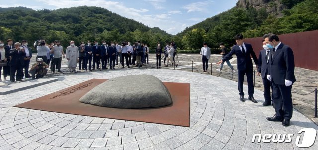 이낙연 더불어민주당 의원이 20일 오후 경남 김해 봉하마을을 찾아 고 노무현 전 대통령 묘역을 참배하고 있다. 이 의원은 이날 8·29 전당대회 당대표 선거 후보 등록을 마쳤다. 2020.7.20/뉴스1 © News1