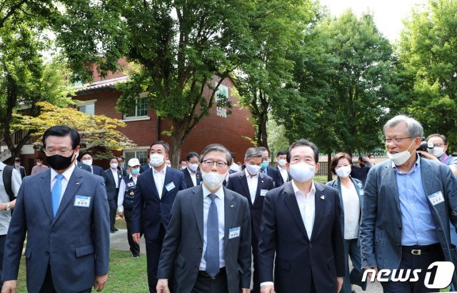 정세균 국무총리와 김현미 국토교통부 장관, 유홍준 용산공원추진위원장을 비롯한 참석자들이 21일 오후 서울 용산공원에서 열린 ‘함께 그리는 용산공원 부분개방 행사’에서 전시물을 관람하며 이동하고 있다. 2020.7.21/뉴스1