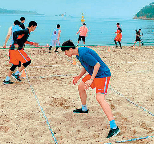현대모비스 선수들이 연고지인 울산의 바닷가 모래사장에서 스텝 훈련을 하고 있다. 현대모비스 제공