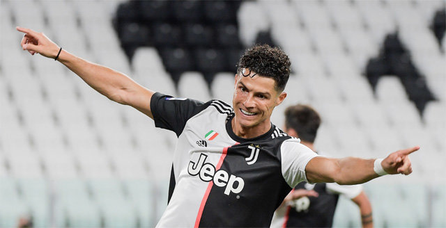 녹슬지 않는 ‘득점 기계’ 유벤투스의 크리스티아누 호날두가 21일 라치오와의 안방경기에서 득점에 성공한 뒤 환호하고 있다. 2골을 터뜨린 호날두는 팀의 2-1 승리를 이끄는 동시에 잉글랜드, 스페인, 이탈리아 1부 리그에서 모두 통산 50골을 돌파한 첫 번째 선수가 됐다. 토리노=AP 뉴시스