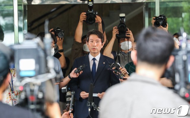 이인영 통일부 장관 후보자가 21일 오전 서울 종로구 삼청동 남북회담본부에 마련된 청문회 준비 사무실에서 취재진의 질문 받고 있다. 이 후보자의 인사청문회는 23일 예정되어 있다. 2020.7.21/뉴스1 © News1