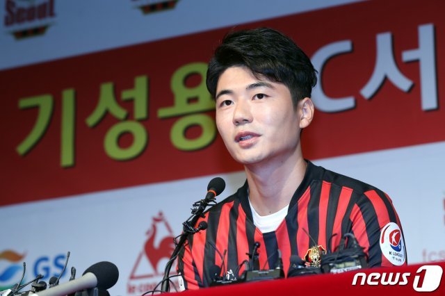 프로축구 선수 기성용이 22일 오전 서울 마포구 서울월드컵경기장 인터뷰실에서 열린 ‘FC서울 입단 기자회견’에서 취재진의 질문에 답하고 있다. 2006년 서울에서 프로에 데뷔한 기성용은 2009년까지 서울에서 뛰다 스코틀랜드의 셀틱으로 이적했다. 이후 스완지, 선덜랜드(임대), 뉴캐슬 등 잉글랜드 프리미어리그에서 활약했다. 2020.7.22/뉴스1 © News1