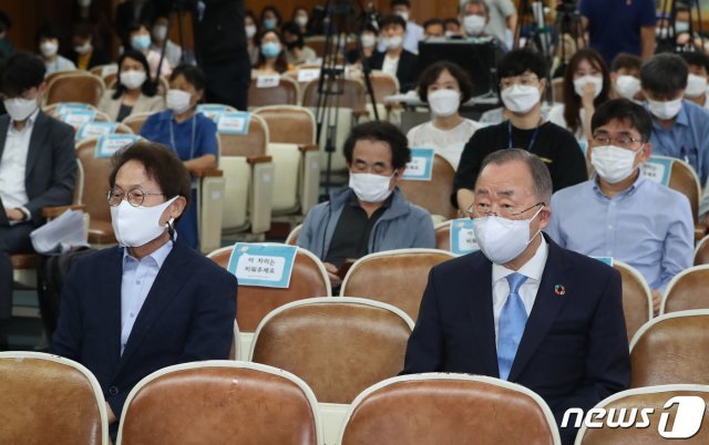 반기문 국가기후환경회의 위원장(오른쪽)과 조희연 서울시교육감이 22일 오전 서울 종로구 서울시교육청에서 열린 제2회 생태전환교육포럼에 참석했다. /뉴스1 © News1