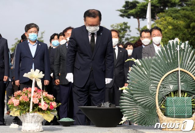 김부겸 더불어민주당 전 의원이 18일 오전 경남 김해 봉하마을을 찾아 고 노무현 전 대통령 묘역을 참배하고 있다. 2020.7.18/뉴스1 © News1