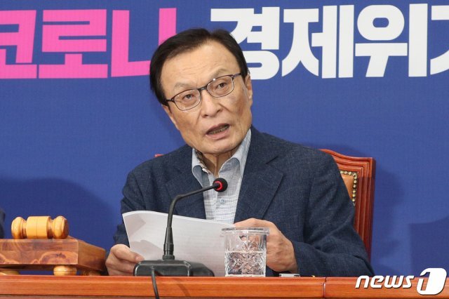 이해찬 더불어민주당 대표가 22일 오전 서울 여의도 국회에서 열린 최고위원회의에서 발언을 하고 있다. 2020.7.22/뉴스1 © News1