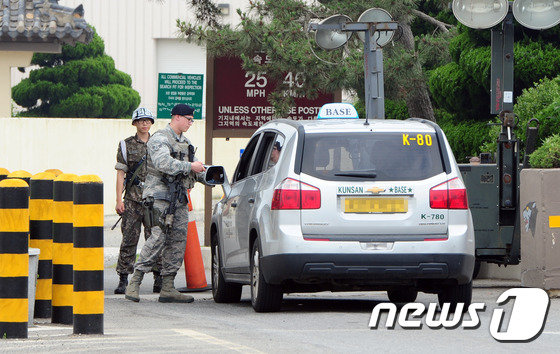 군산 미공군기지 내 기숙사에서 숨진 장병의 신원은 조슈아 안트 기술하사관으로 확인됐다. 2016.6.20/뉴스1 © News1