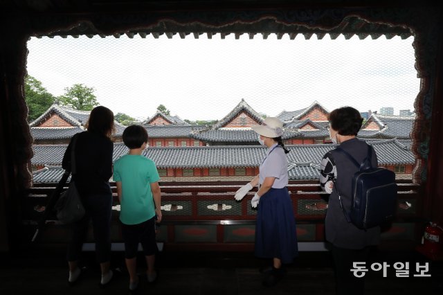 경복궁 경회루에서 관람객들이 전문 해설사의 설명을 들으며 풍치를 감상하고 있다. 전영한 기자 scoopjyh@donga.com