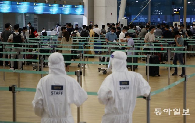 22일 인천국제공항 출국장에서 기업인들이 베트남행 특별기 탑승수속을 하고 있다. 양회성 기자 yohan@donga.com