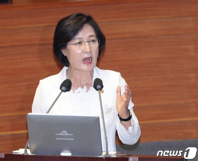 추미애 법무부 장관이 22일 오후 서울 여의도 국회에서 열린 제380회 국회(임시회) 제4차 본회의 정치·외교·통일·안보에 관한 대정부 질문에서 답변하고 있다. 뉴스1