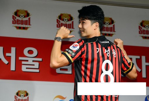 11년 만에 친정팀 FC 서울로 돌아온 기성용이 22일 서울 상암 서울월드컵경기장에서 열린 입단 기자회견에 참석해 등번호 8번 유니폼을 입고 기념촬영을 하고 있다. 상암｜김민성 기자 marineboy@donga.com