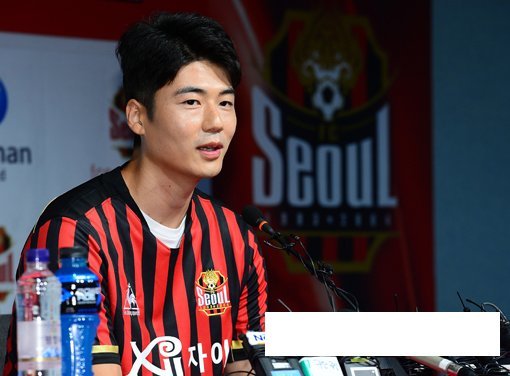 11년 만에 K리그로 컴백한 기성용이 22일 서울월드컵경기장 인터뷰 룸에서 입단 기자회견을 갖고 FC서울과 2번째 동행을 
시작했다. 서울 유니폼을 입고 머플러를 목에 두른 채 수많은 취재진 앞에 선 그는 친정팀 서울의 요즘과 K리그의 흐름, 대표팀 
복귀 등에 대한 속내를 솔직하게 털어놓았다. 상암｜김민성 기자 marineboy@donga.com