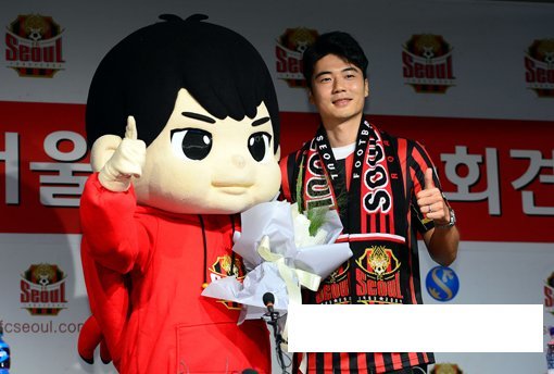 11년 만에 친정팀 FC 서울로 돌아온 기성용이 22일 서울 상암 서울월드컵경기장에서 입단식을 가졌다. 기성용이 FC 서울 유니폼을 입고 마스코트와 기념촬영을 하고 있다. 상암｜김민성 기자 marineboy@donga.com
