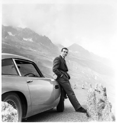 영화 ‘007 골드핑거’ 촬영 당시의 숀 코너리와 애스턴 마틴 DB5. Aston MartinLagonda/EONProductions/Danjaq 제공