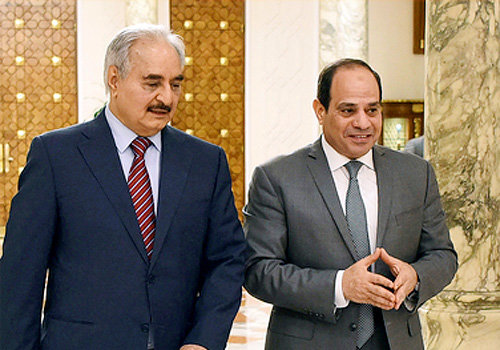 압둘팟타흐 시시 이집트 대통령(오른쪽)이 리비아 동부 군벌 리비아국민군(LNA)의 칼리파 하프타르 사령관과 대화를 나누며 걷고 있다. 카이로=AP 뉴시스