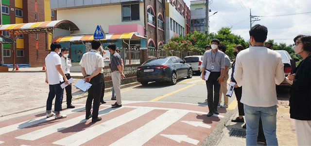 건국대 정치외교학과 학생들은 초등학교 앞 횡단보도에 ‘노래하는 신호등’ 설치를 서울 광진구에 제안하기에 앞서 광진구와 다른 지역의 현장을 조사했다. 강원 횡성군의 한 초등학교 통학로를 조사하는 모습. 김민재 씨 제공
