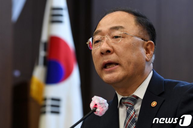 홍남기 경제부총리 겸 기획재정부 장관이 22일 오후 서울 중구 은행회관 국제회의실에서 열린 ‘세제발전 심의위원회’에 참석해 인사말을 하고 있다. 2020.7.22/뉴스1 © News1