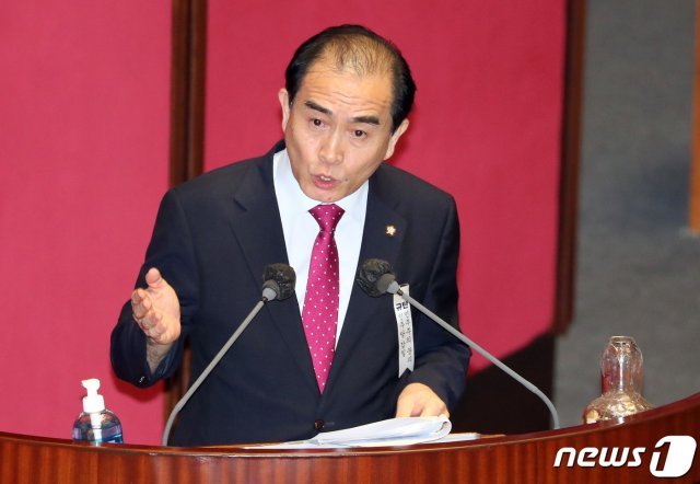 태영호 미래통합당 의원이 22일 오후 서울 여의도 국회에서 열린 제380회 국회(임시회) 제4차 본회의에서 정세균 총리에게 정치·외교·통일·안보 분야에 관한 대정부 질문을 하고 있다. 뉴스1