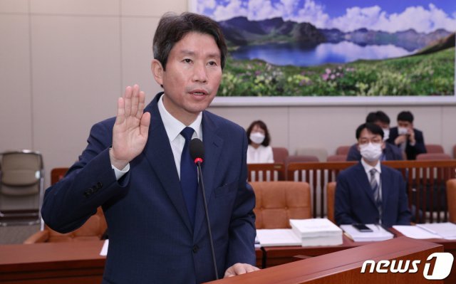 이인영 통일부 장관 후보자가 23일 오전 서울 여의도 국회에서 열린 외교통일위원회 인사청문회에서 선서를 하고 있다. 2020.7.23 © News1
