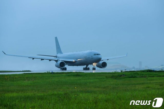 23일 오전 공군 김해기지에서 이라크 파견 근로자 등 우리 교민을 안전하게 귀국시키기 위해 공군 KC-330 공중급유기가 이륙하고 있다. 공군 KC-330 공중급유기는 이라크에서 290여명의 교민을 탑승시킨 후 오는 24일 오전 인천공항에 도착하는 무박 2일 동안의 임무를 수행할 예정이다. (공군 제공) 2020.7.23