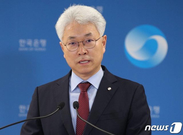 박양수 한국은행 경제통계국장이 7일 서울 중구 한국은행에서 열린 2020년 3월 국제수지(잠정) 설명회에서 발표하고 있다. (한국은행 제공) 2020.5.7/뉴스1