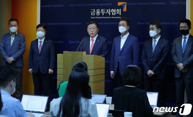 나재철 금융투자협회장이 23일 오전 서울 여의도 금융투자협회에서 사모펀드 관련 브리핑을 하고 있다. 2020.7.23/뉴스1 © News1