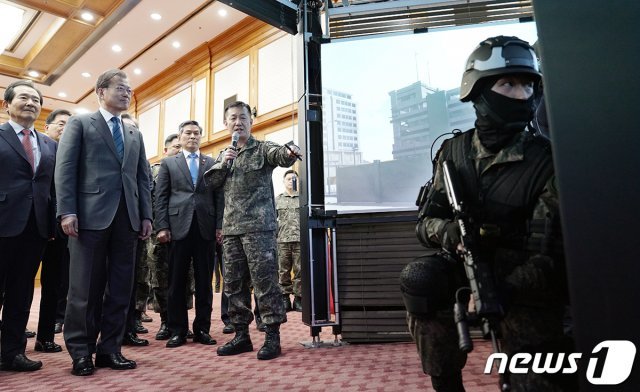 문재인 대통령이 지난 1월 충남 계룡시 계룡대에서 열린 국방부와 국가보훈처에 대한 업무보고를 마친 후 스마트 국방혁신 시연을 관람하고 있다.(청와대 제공)2020.1.21/뉴스1