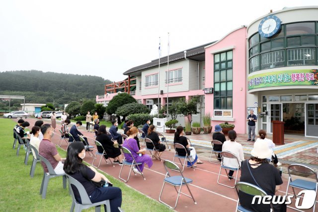 22일 집단 등교 거부 사태가 발생한 제주시 애월읍 봉성리 어도초등학교 운동장에서 학부모들과 제주도, 제주도교육청, 제주시교육지원청 관계자 간 긴급 간담회가 열리고 있다. .2020.7.22 © News1