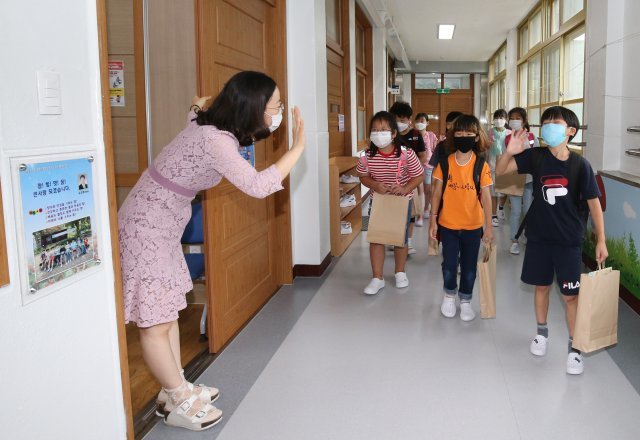 23일 오전 대전 동구 산흥초등학교에서 학생들이 교사와 인사를 하고 있다. 대구=뉴스1