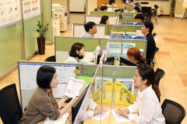 여름방학임에도 취업 상담을 받고 있는 대학생들. 대구=뉴스1