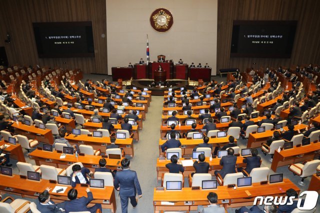 23일 오후 서울 여의도 국회에서 열린 제380회국회(임시회) 제5차 본회의에서 추미애 법무부 장관 탄핵소추안 투표를 하고 있다. 2020.7.23 © News1